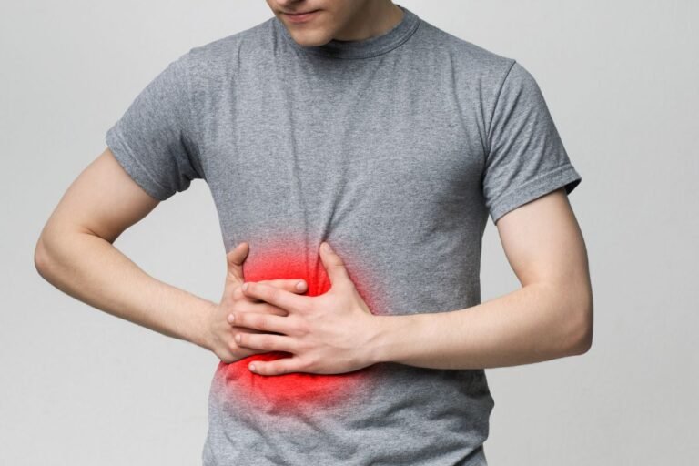 cote fêlée. Homme qui se tient le côté gauche, douleur cote cassée,