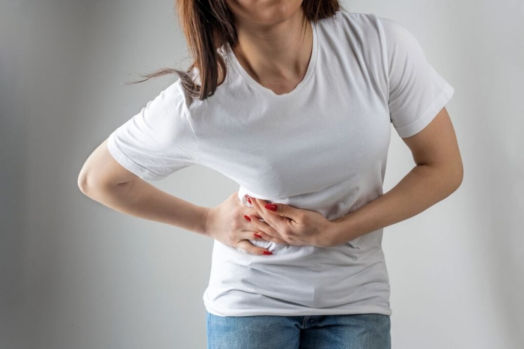 cote fêlée. femme qui a mal, qui se tient le côté gauche, douleur thoracique, cote cassée ou fêlée,