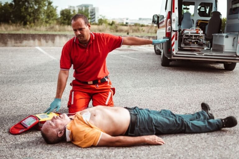 Défibrillateur automatisé, urgence vitale, arrêt cardiaque, malaise cardiaque, DAE