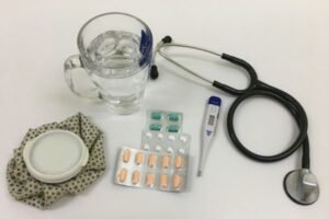 stethoscope thermomètre médicament et verre à eau