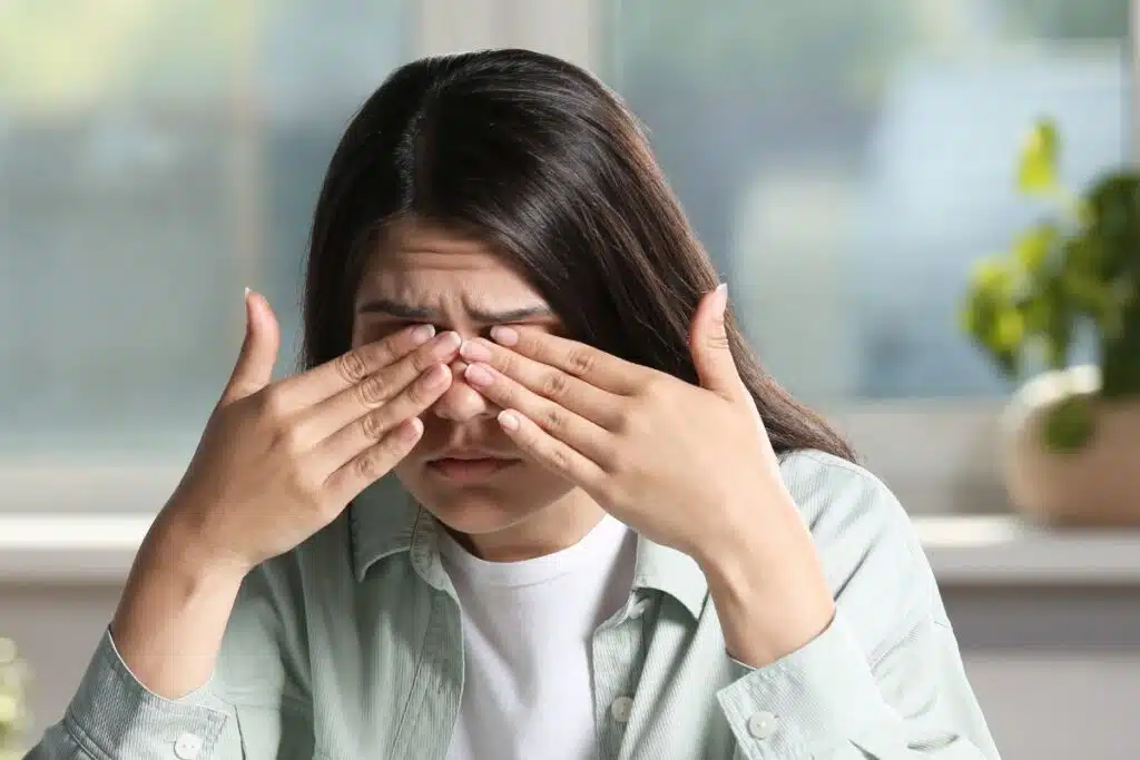 migraines, maux de tête, vision, troubles visuels, fatigue oculaire, vue floue, santé des yeux.