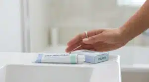 Crème ovule antifongique présentée avec des ovules dans un emballage, pour le traitement des mycoses