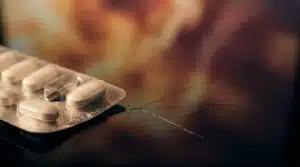 Pilules de médicament illustrant le lamaline danger et les risques pour la santé