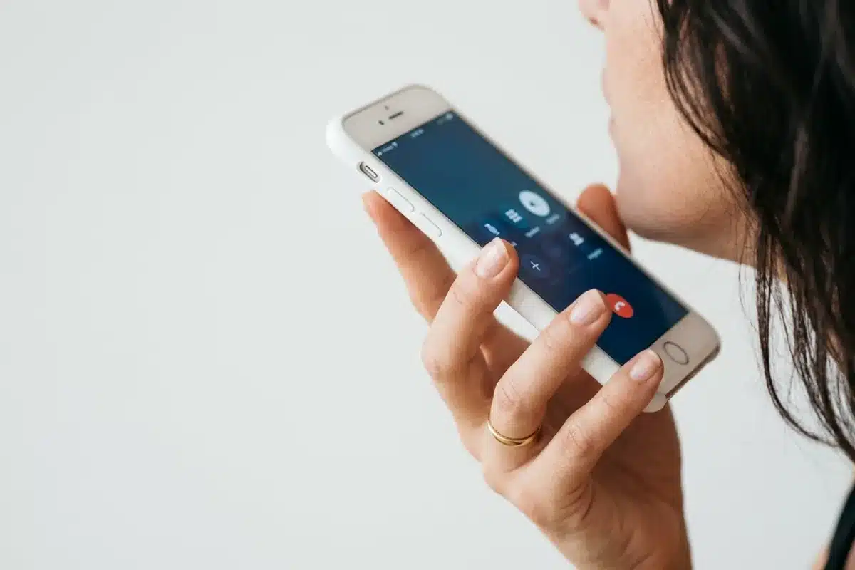 Appel téléphonique médecin de garde 116 117 Main tenant un smartphone pour appeler le 116 117 médecin de garde