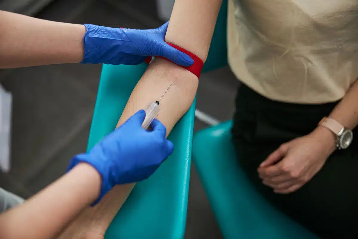 Prise de sang pour dosage des hormones AMH et FSH dans le cadre d'un bilan de fertilité