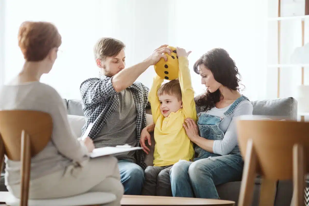 Consultation familiale, démarche de diagnostic du TDAH Consultation psychologique en famille avec un jeune garçon agité, illustrant l'évaluation et le diagnostic du TDAH