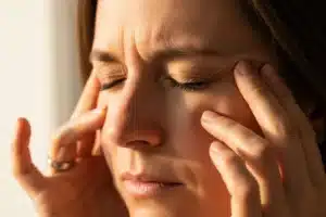sinusite aiguë traitement : douleur et pression sur les sinus du visage
