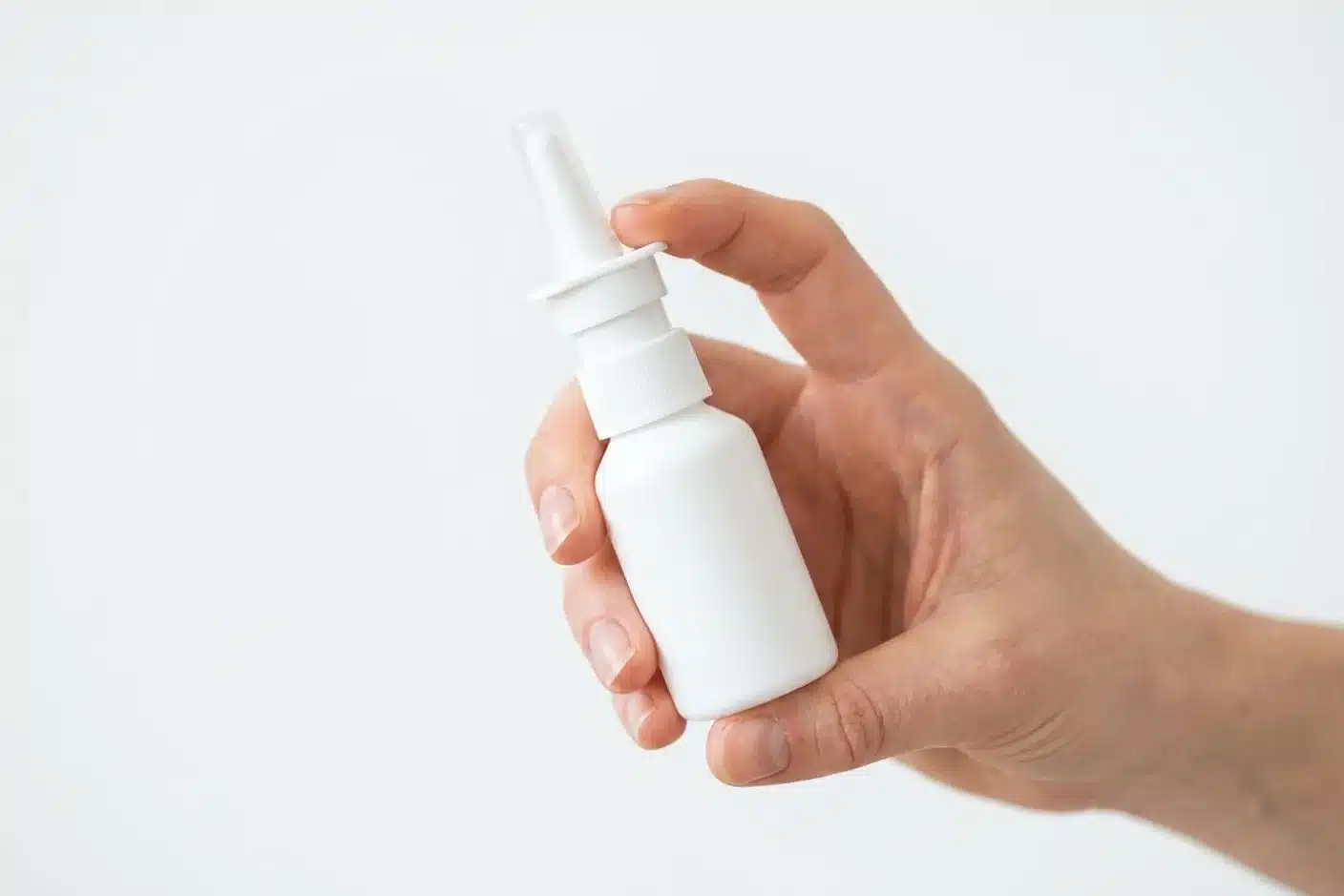 Spray nasal contre l'allergie au pollen Flacon de spray nasal antiallergique tenu à la main
