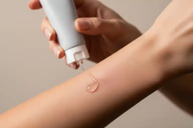Main appliquant un gel anti-inflammatoire sur un avant-bras douloureux près du coude (pommade tendinite)