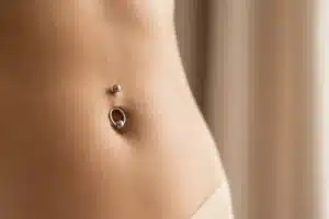 Piercing au nombril en titane sur abdomen sain : comprendre le rejet de piercing au nombril