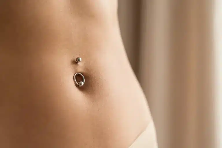 Piercing au nombril en titane sur abdomen sain : comprendre le rejet de piercing au nombril