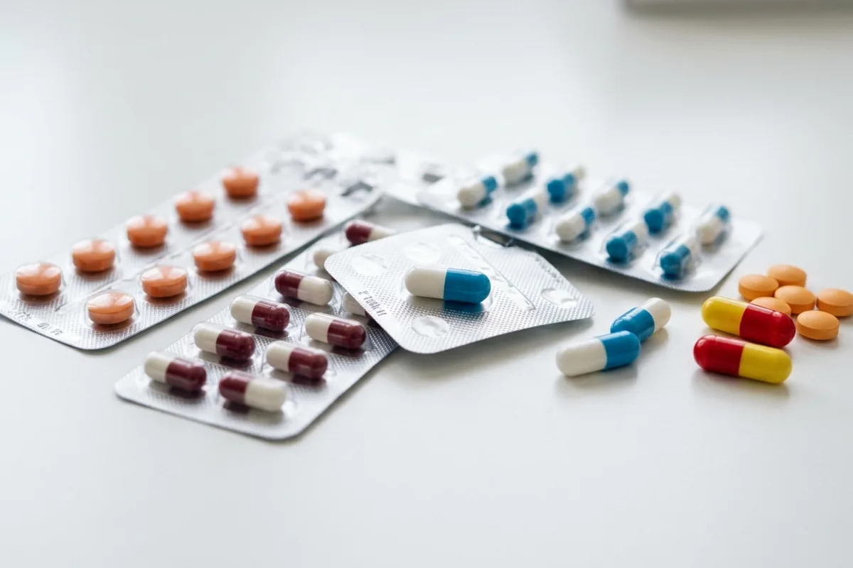 Blister de comprimés et médicaments sur fond blanc pour le traitement de l'ulcère à l'estomac