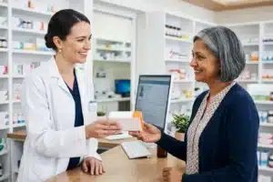 TSH élevée sous Lévothyrox : pharmacienne en officine présentant un médicament à base de lévothyroxine